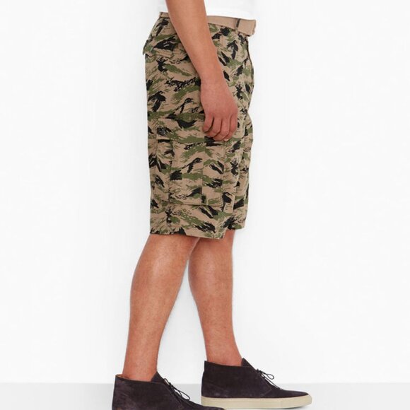Levi's Men's Leaf Camo Belted Cargo Shorts (Waist: 42) - Picture 2 of 7